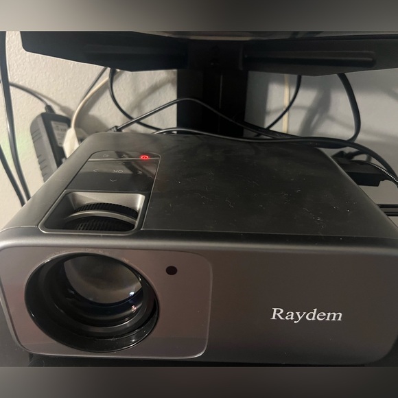 LED Projector - Picture 3 of 3